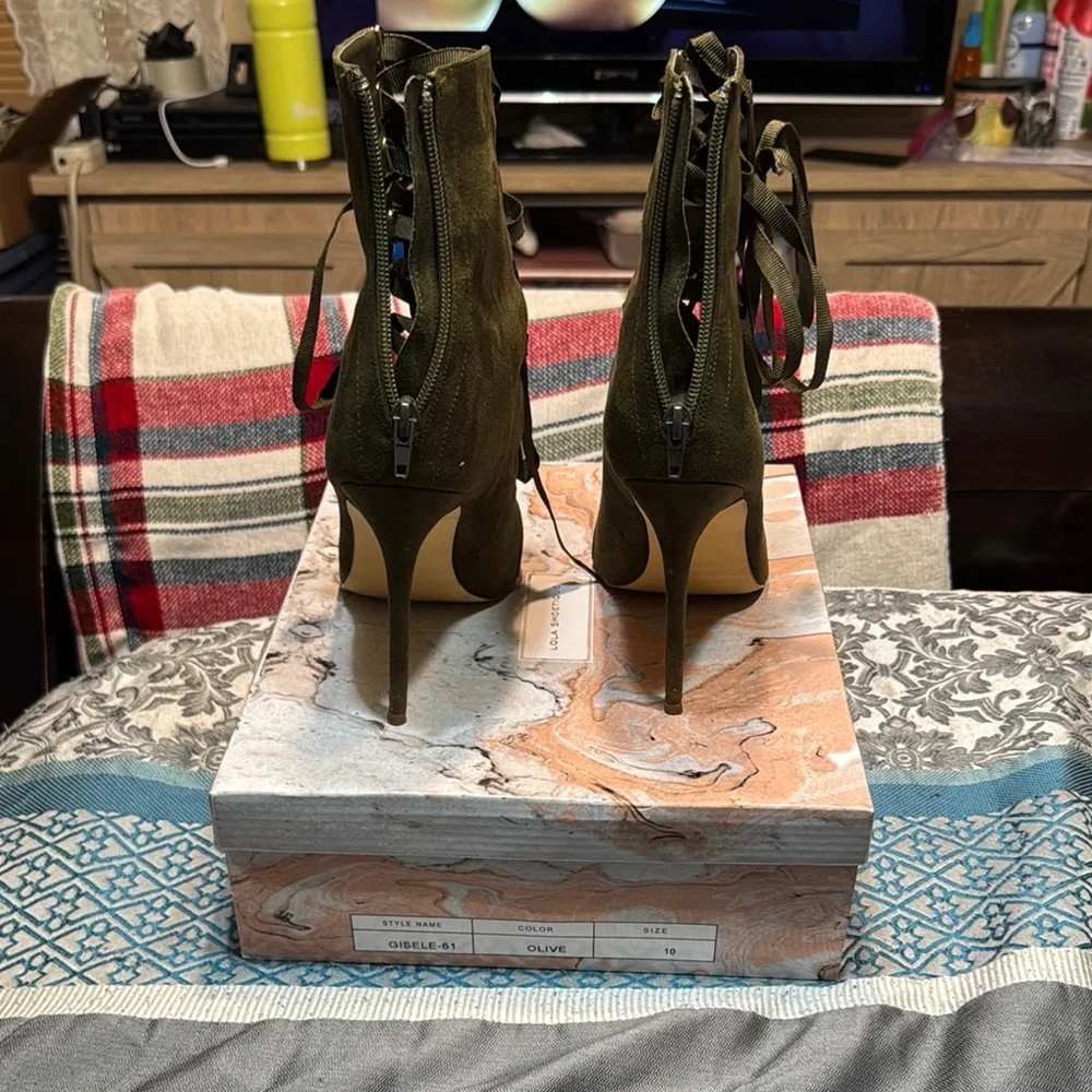 Lola Shoetique Green Lace Up Boots - Picture 3 of 5